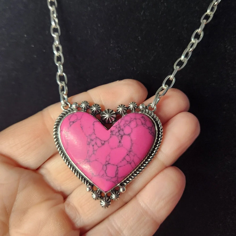 NWOT! Pink & Silver heart necklace. (G44) - Picture 4 of 5